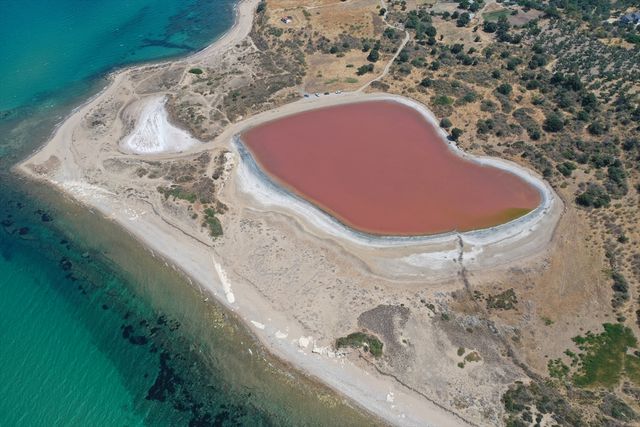 Ezine’deki Kalpli Göl Yeniden Pembeye Büründü haber görseli