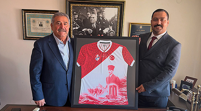 ÇANAKKALESPOR’UN 60. YIL FORMASI ESKİ BAKAN ERSÜMER’E TAKDİM EDİLDİ haber görseli