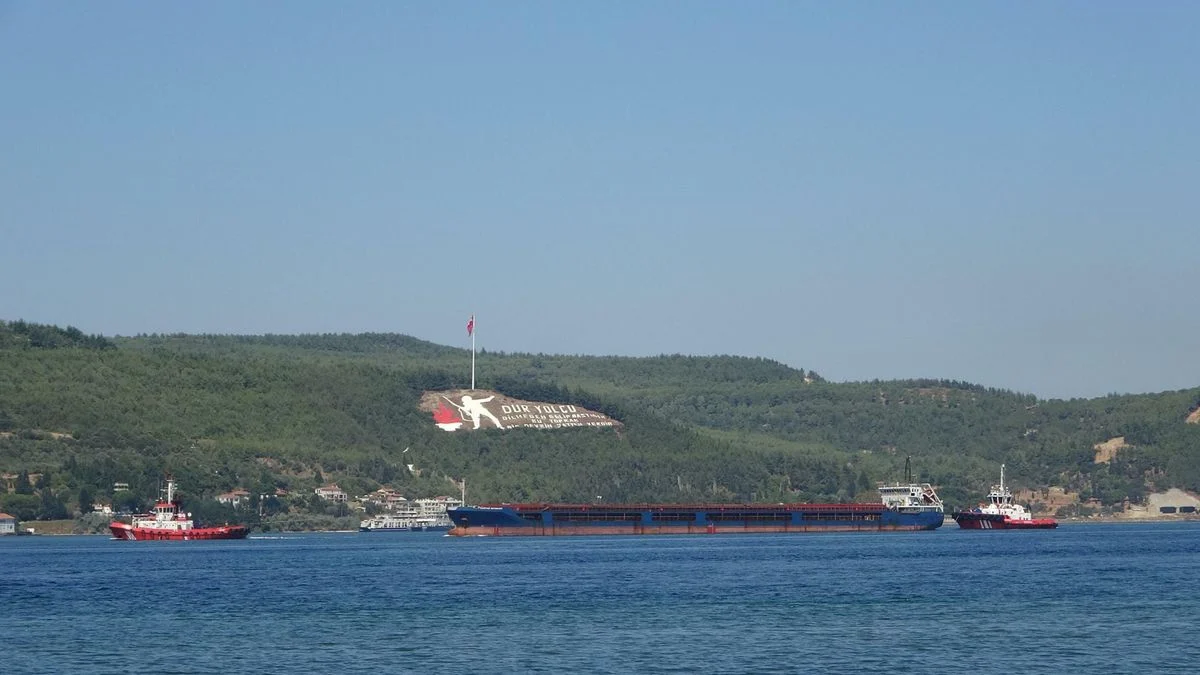 Çanakkale Boğazı’nda Makine Arızası Yapan Kargo Gemisi Güvenli Bölgeye Çekildi haber görseli