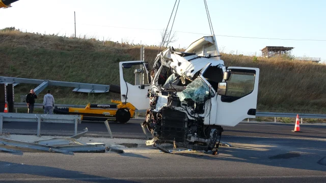 Çanakkale Lapseki Yolunda Feci Kaza: Kamyondaki 2 Kişi Hayatını Kaybetti içerik görseli