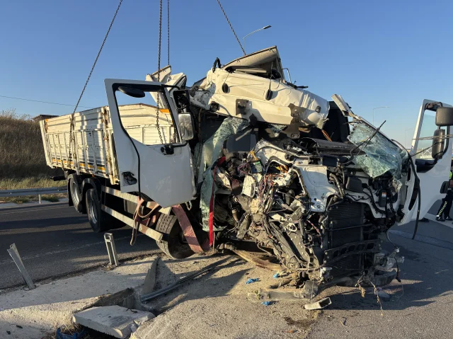 Çanakkale Lapseki Yolunda Feci Kaza: Kamyondaki 2 Kişi Hayatını Kaybetti içerik görseli