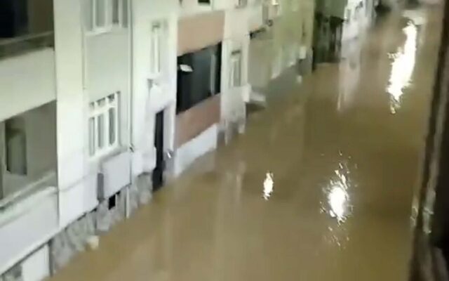 Biga’da Sağanak Hayatı Olumsuz Etkiledi: Cadde ve Sokaklar Su Altında Kaldı