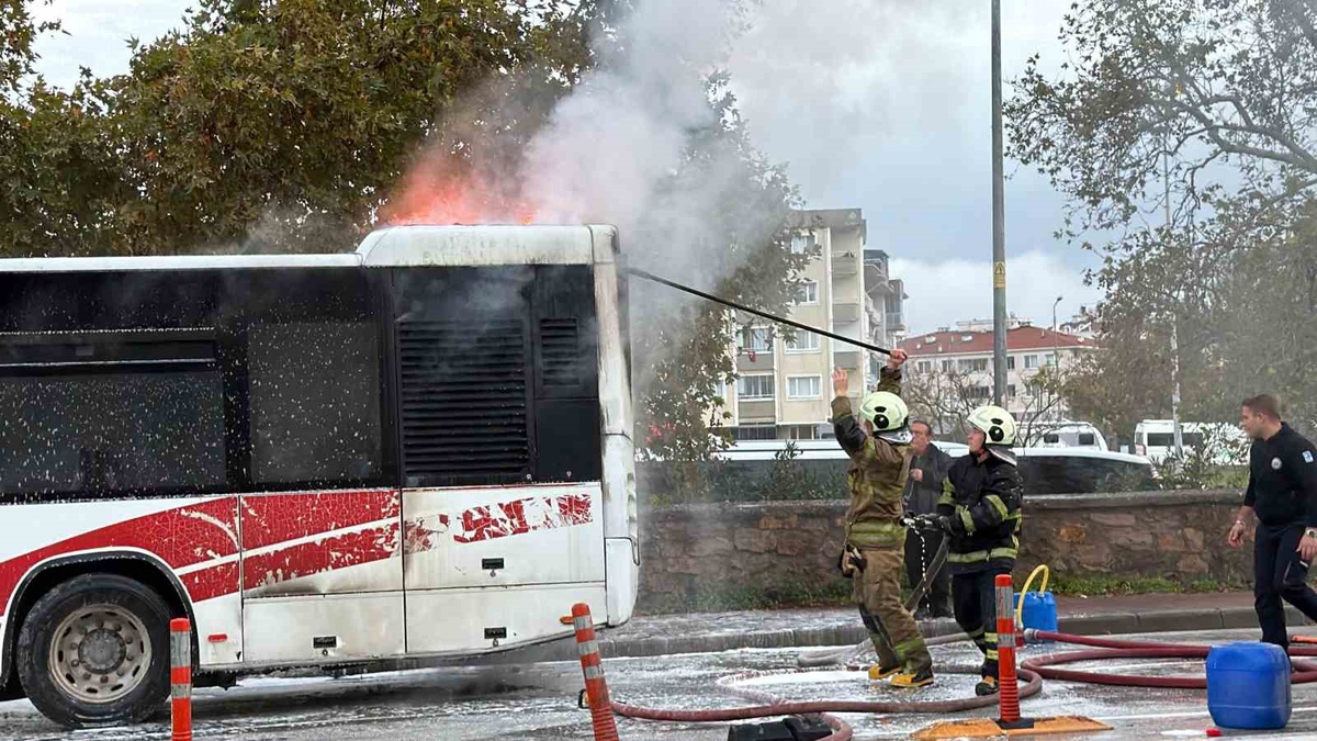 canakkale-de-seyir-halindeki-ozel-halk-otobus-20381580_amp